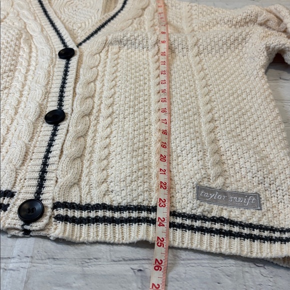 Taylor Swift Folklore cardigan - Picture 14 of 16
